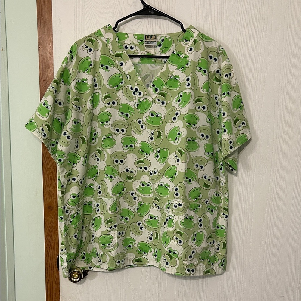 U A Scrubs Green Frog Print Scrub Top Size Large